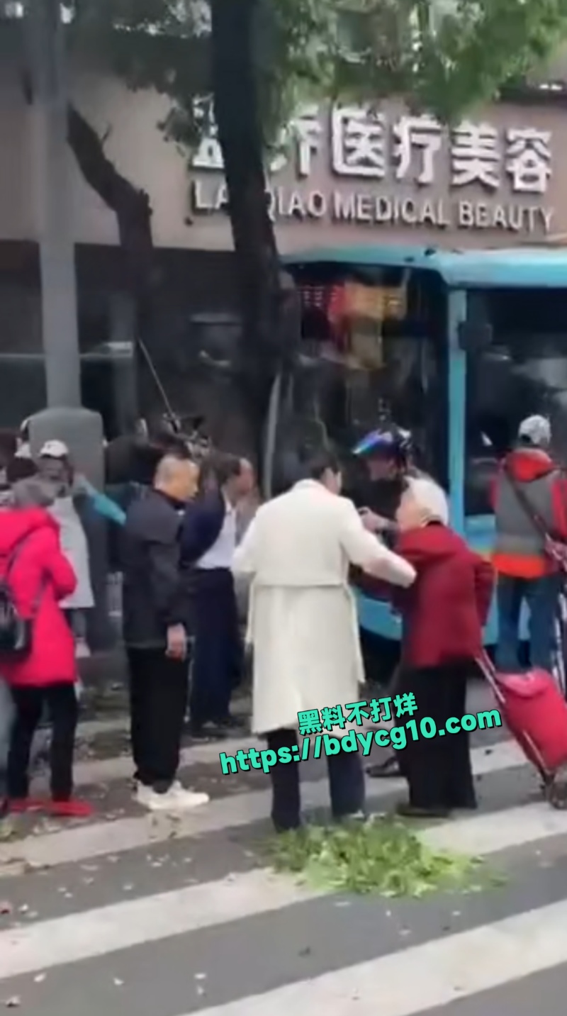 江西南昌公交车失控撞人4