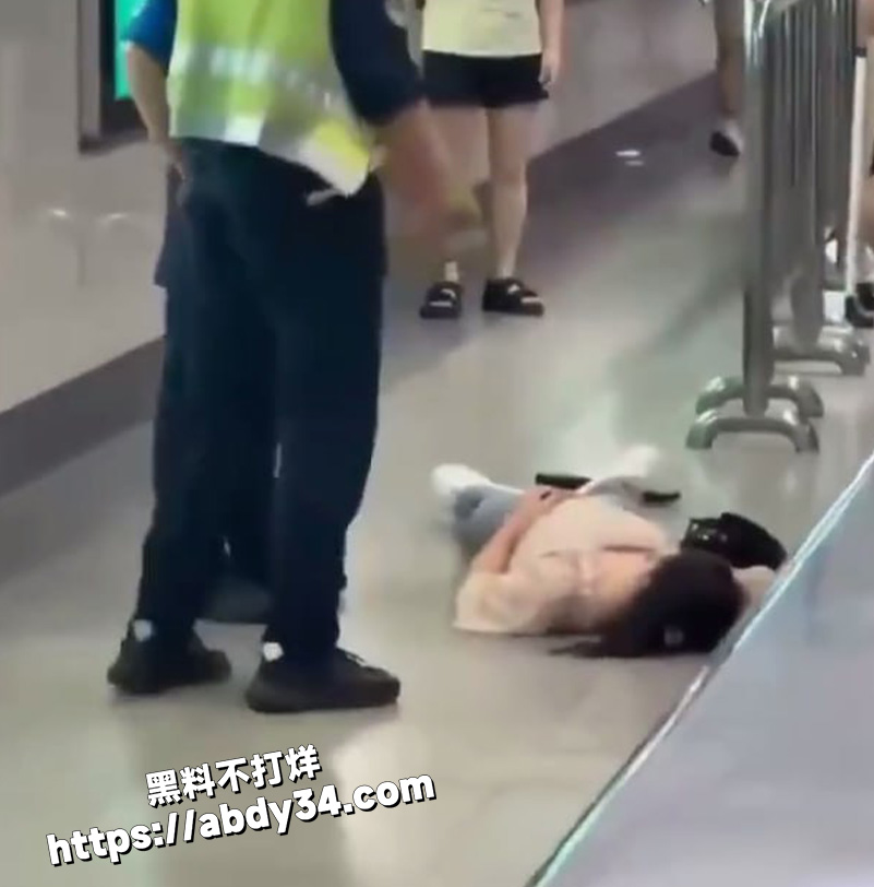 深圳地铁站惊现女号路怒症.jpg5
