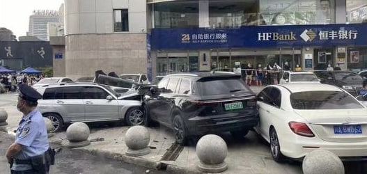 成都温哥华广场撞人事件