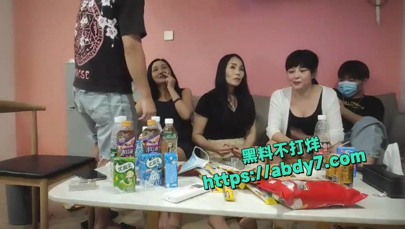 两小伙性欲旺盛大战三个老婆娘 1