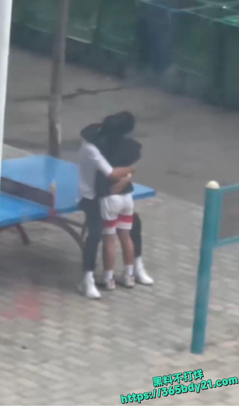 学生光天化日亲热视频4