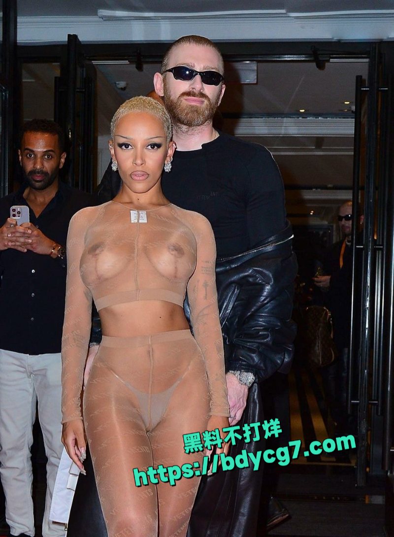 美国说唱歌手DojaCat纽约出席活动身着透视装10