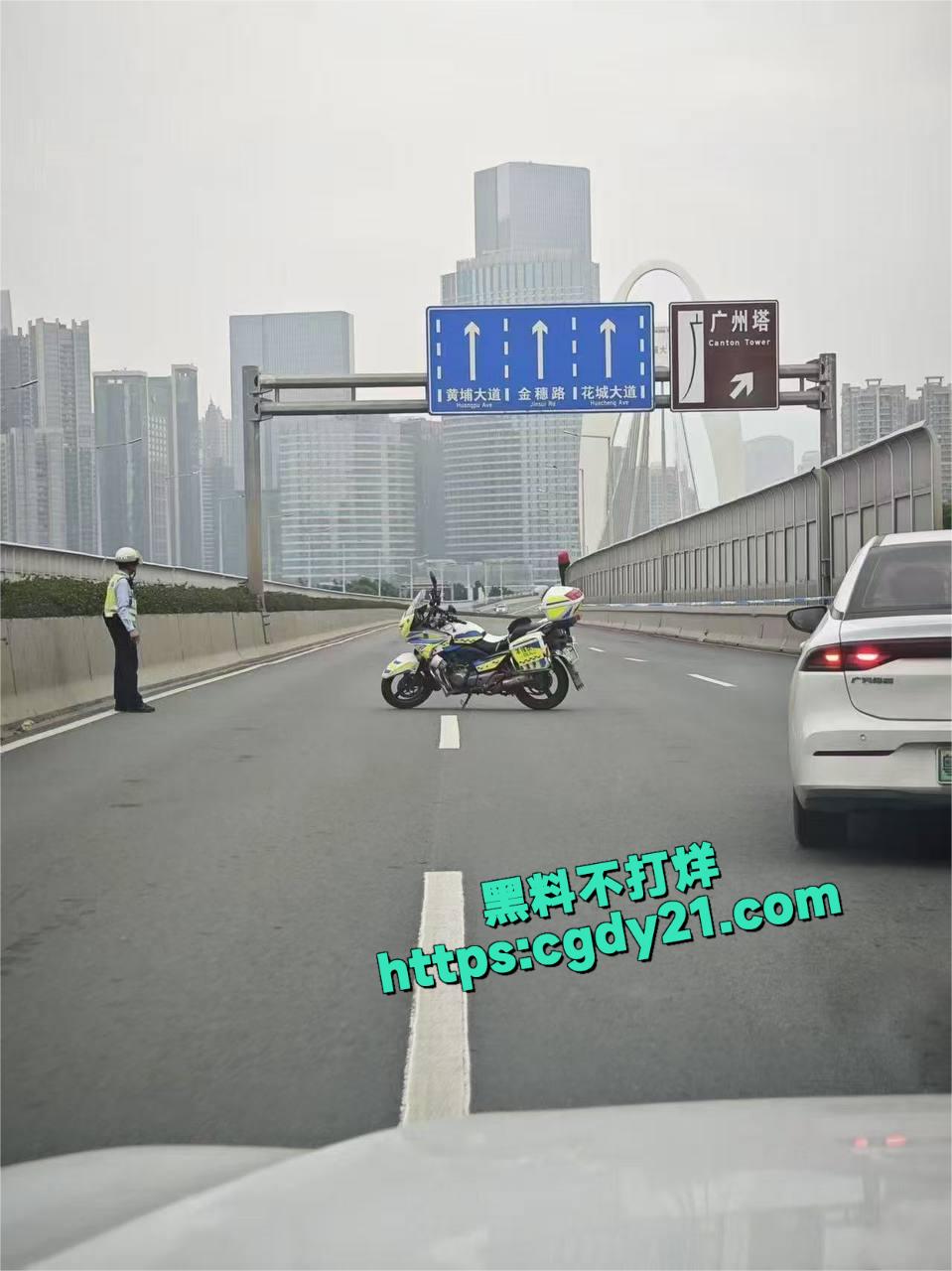 广州猎德大桥男子意欲跳桥3