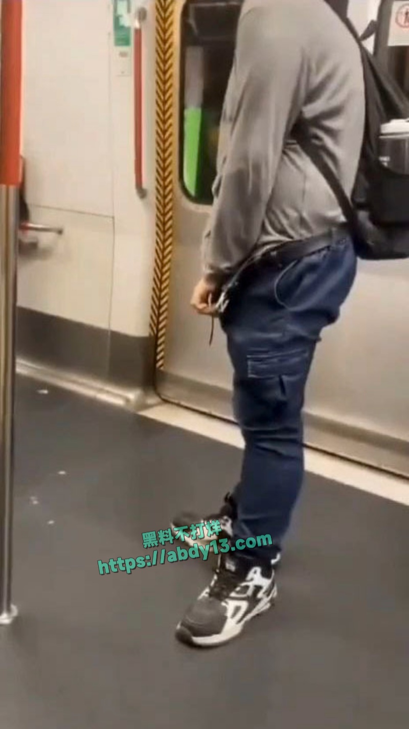 香港地铁惊现放尿大哥 6