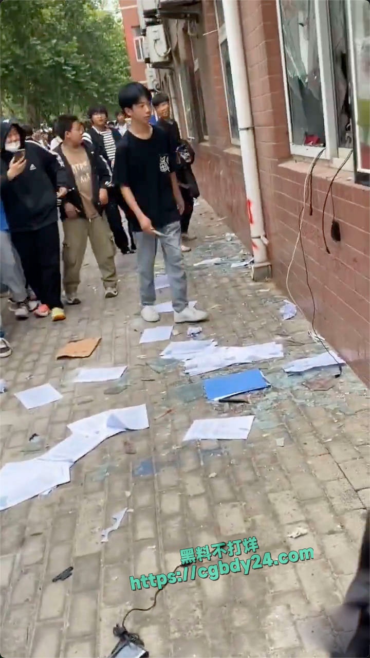 河南许昌第六中学一女生跳楼10