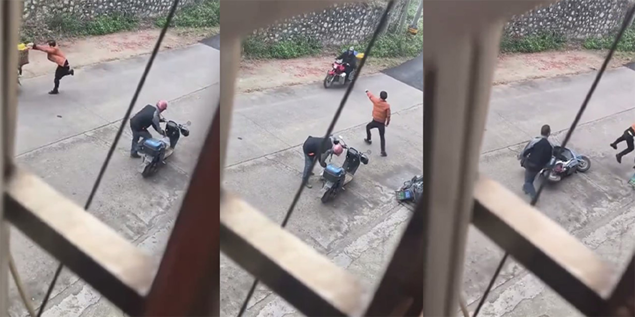 路怒症小伙大发神经 当街拦车打人 过往车辆无一幸免 估计是一个精神病