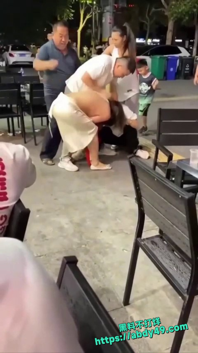 姐妹打架 衣服全被扯掉 2