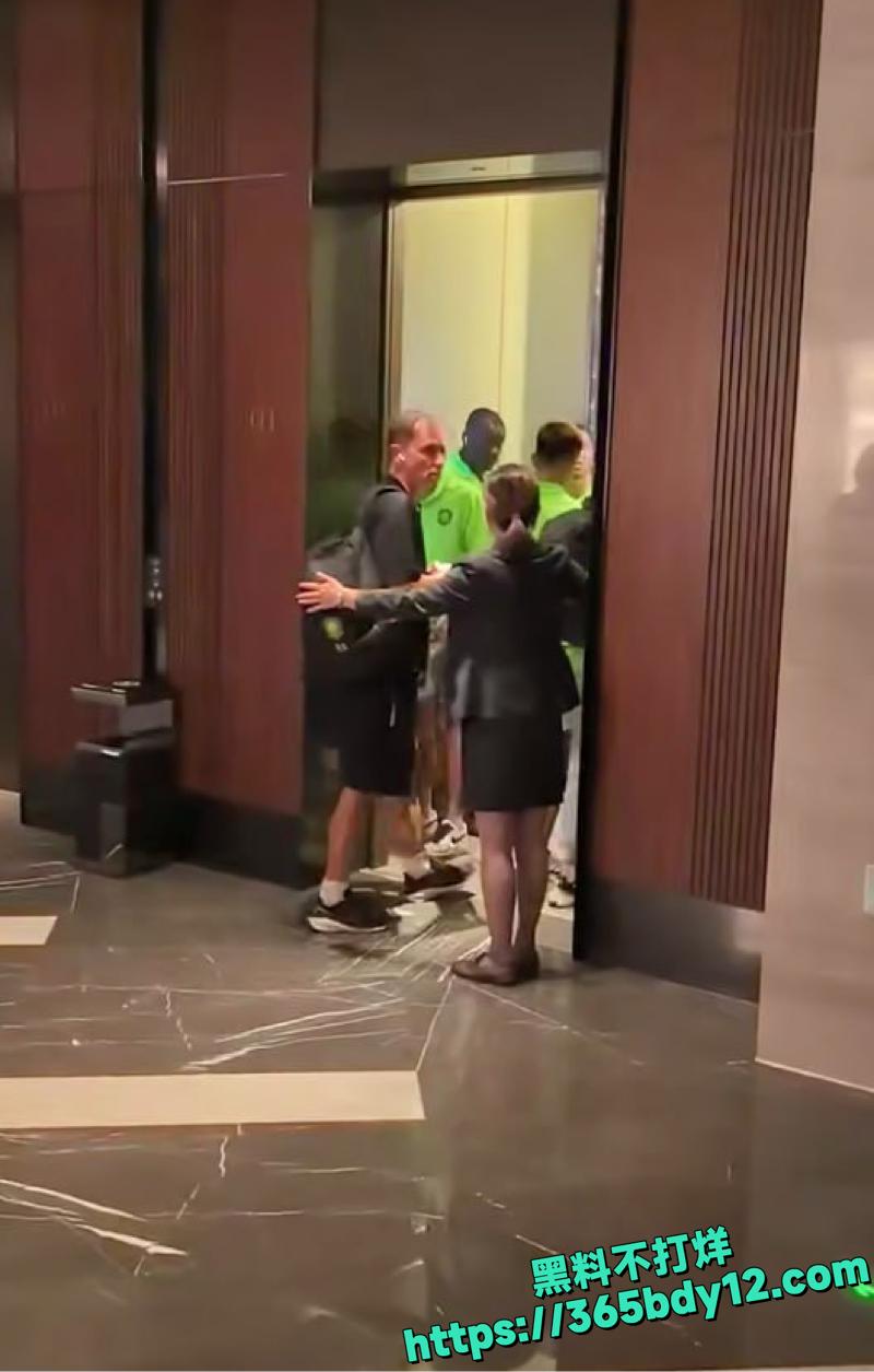 王刚张玉宁与球迷酒店外言语冲突5