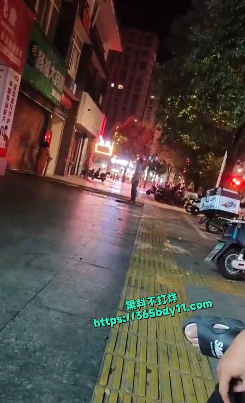 女的偷人情夫躲店里她老公想破门而入失败2
