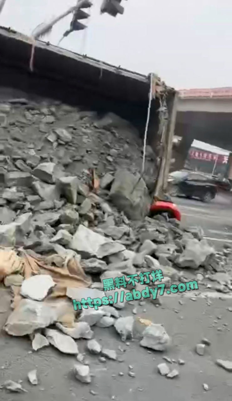 烟台渣土车侧翻掩埋两车事件详报 9