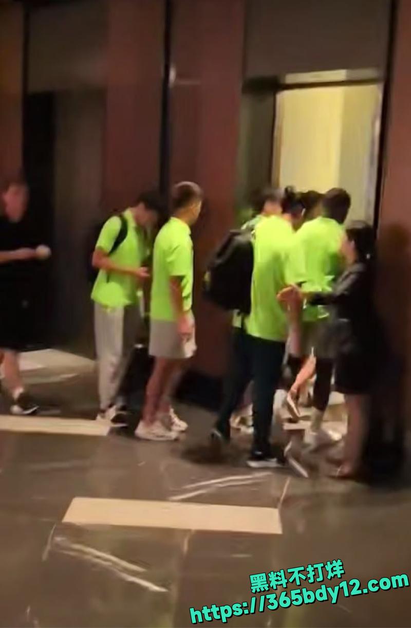 王刚张玉宁与球迷酒店外言语冲突4