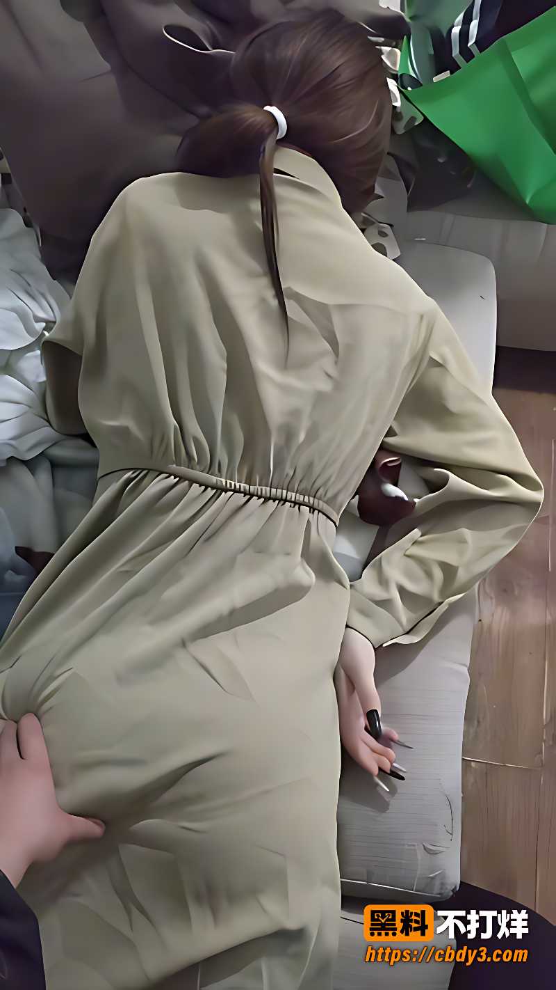 外衣妹子私下玩掰开骚逼自己撸1