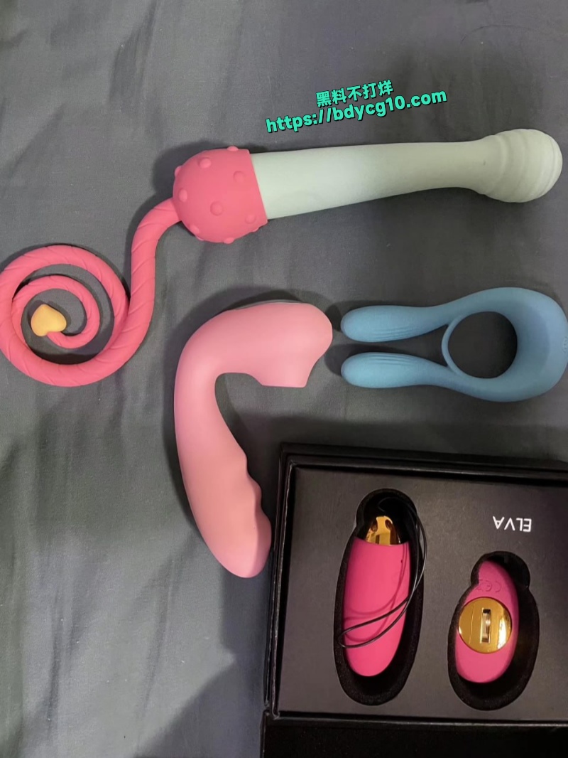 B站你的小嫂子眼镜骚鸡洗澡抠逼定制2