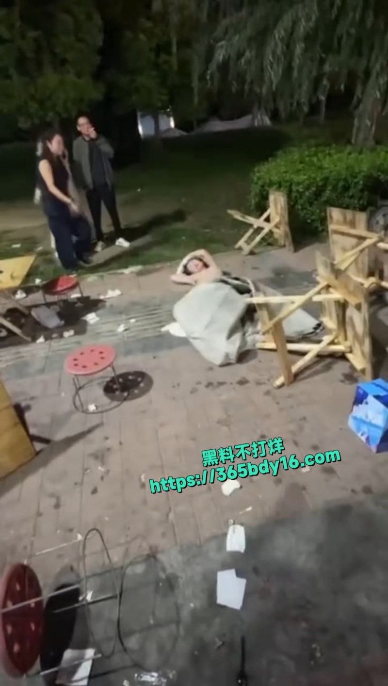 安徽某大排档惊现小仙女全裸砸场5