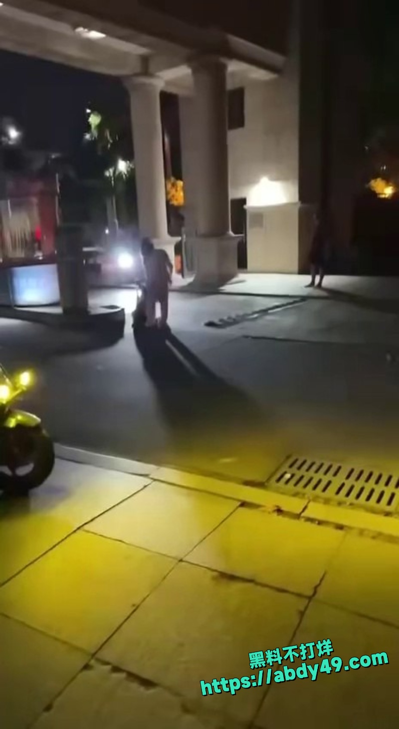 高颜值反差女 东莞街头抓奸打架3
