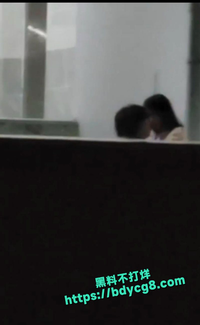学生小情侣在楼梯间搞事情5