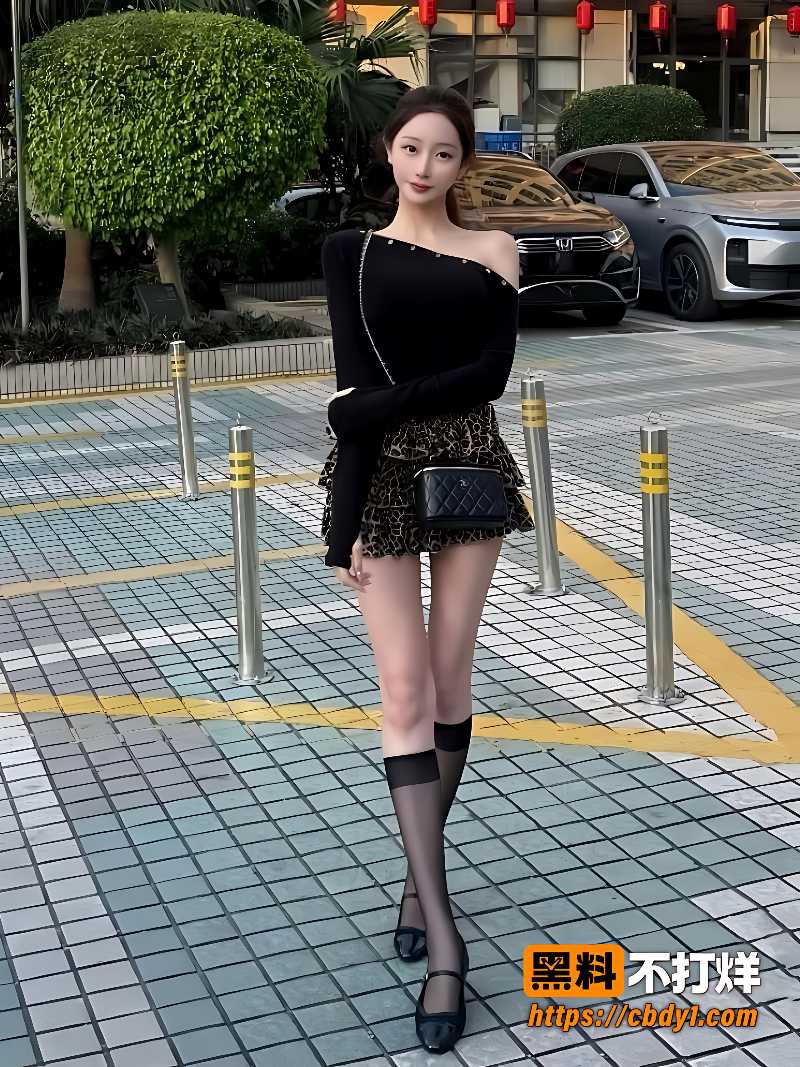 名媛姐深V连体衣跪在床边含肉棒1