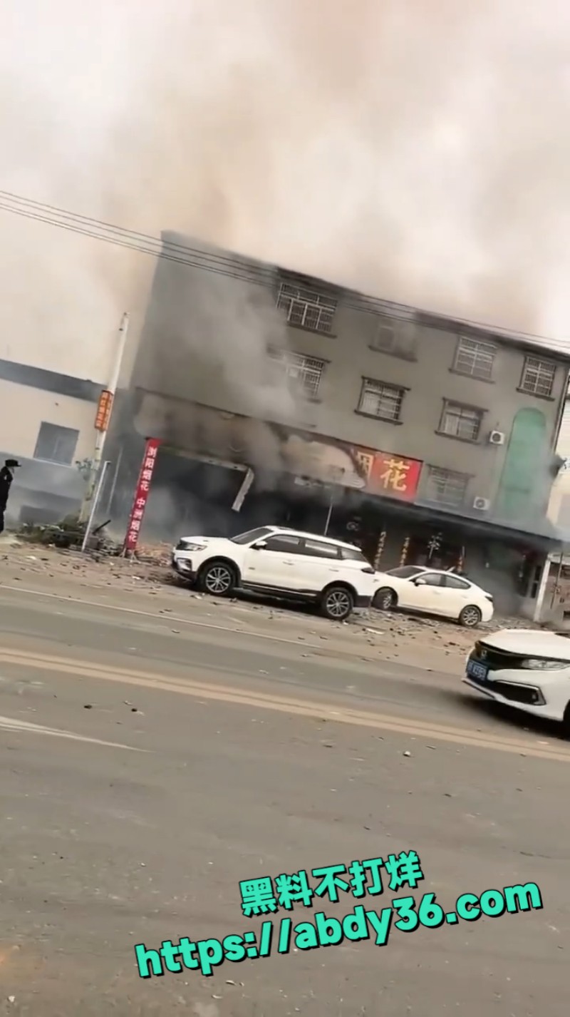 烟花爆竹门店起火爆炸 14