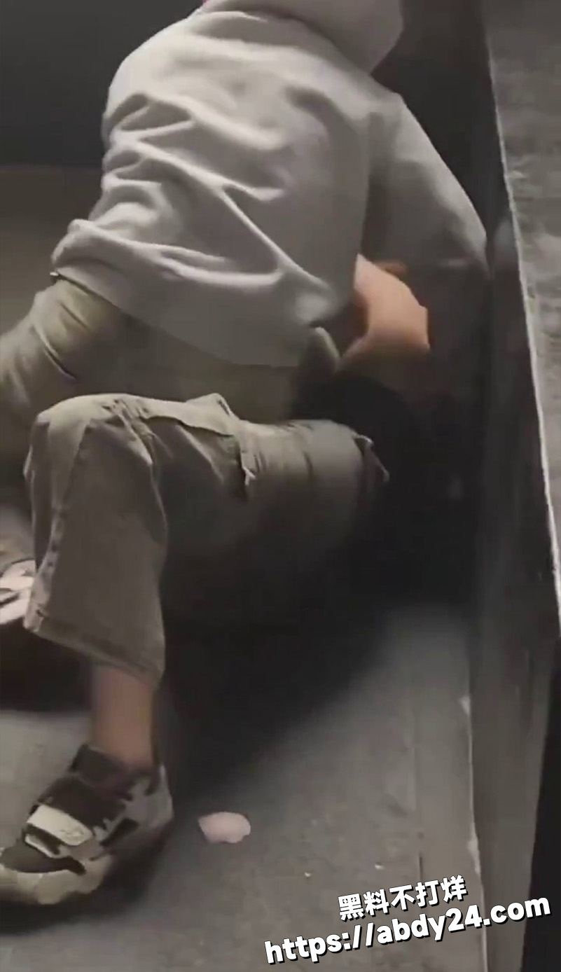 男女互殴小伙抓奶锁喉2