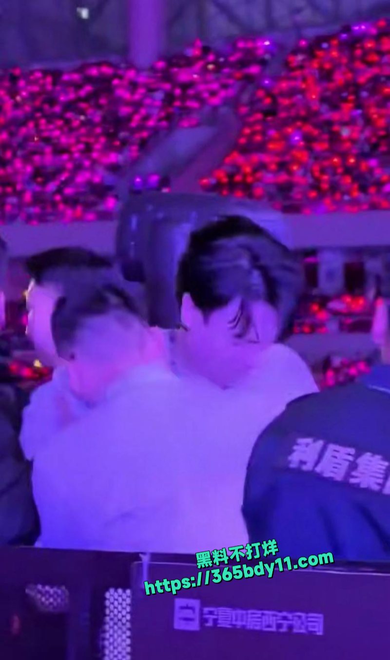 杨宗纬演唱会西宁站演出时意外从舞台跌落2