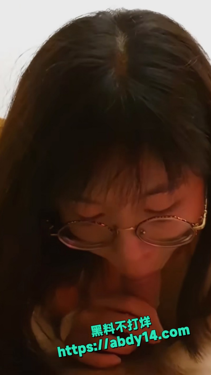 武汉眼镜人妻小母狗发骚时刻 3
