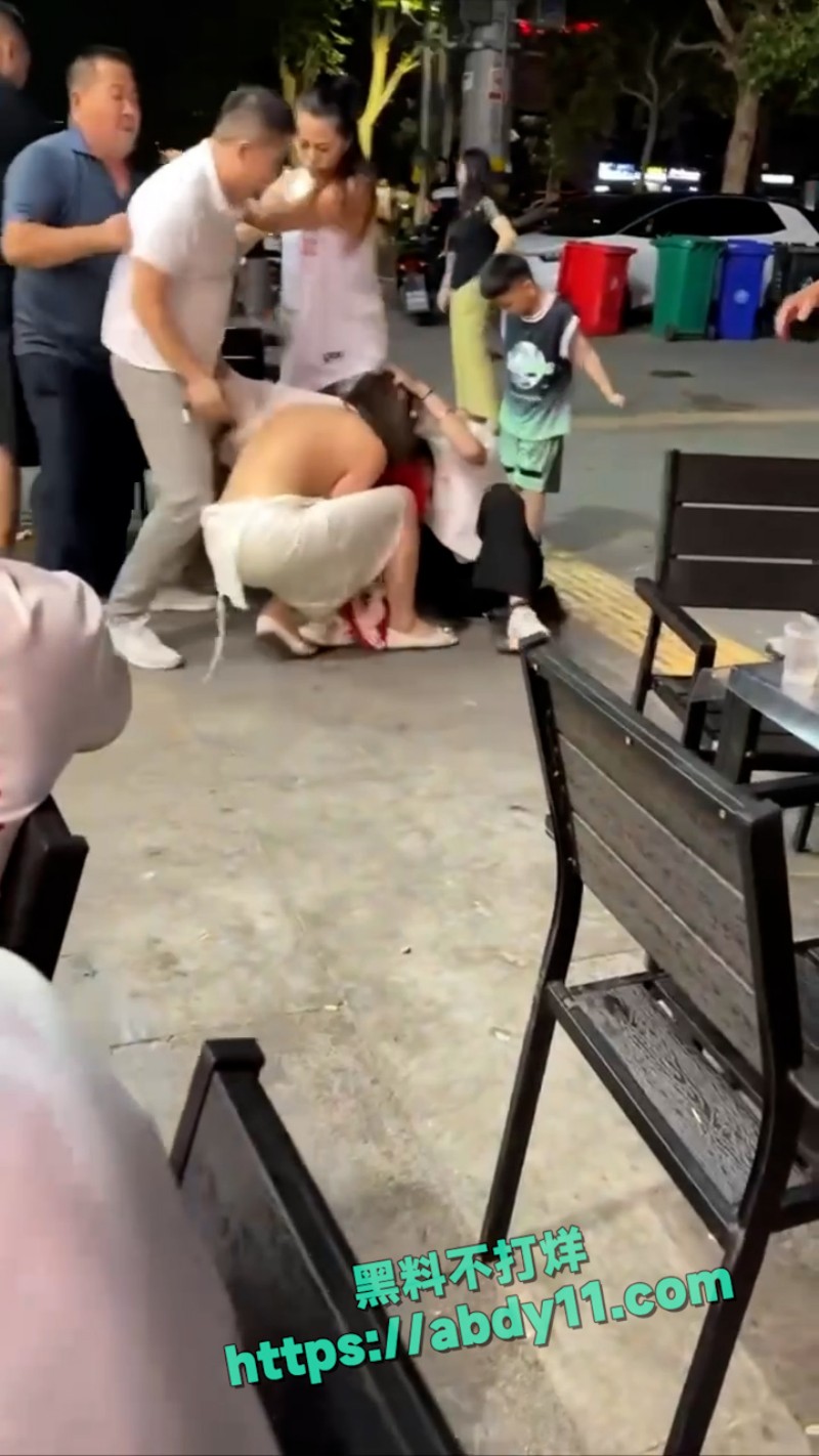 女人 打架 脱衣服 3