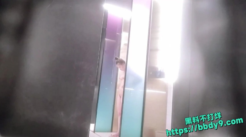 神秘高颜值少妇水会洗澡被偷拍3