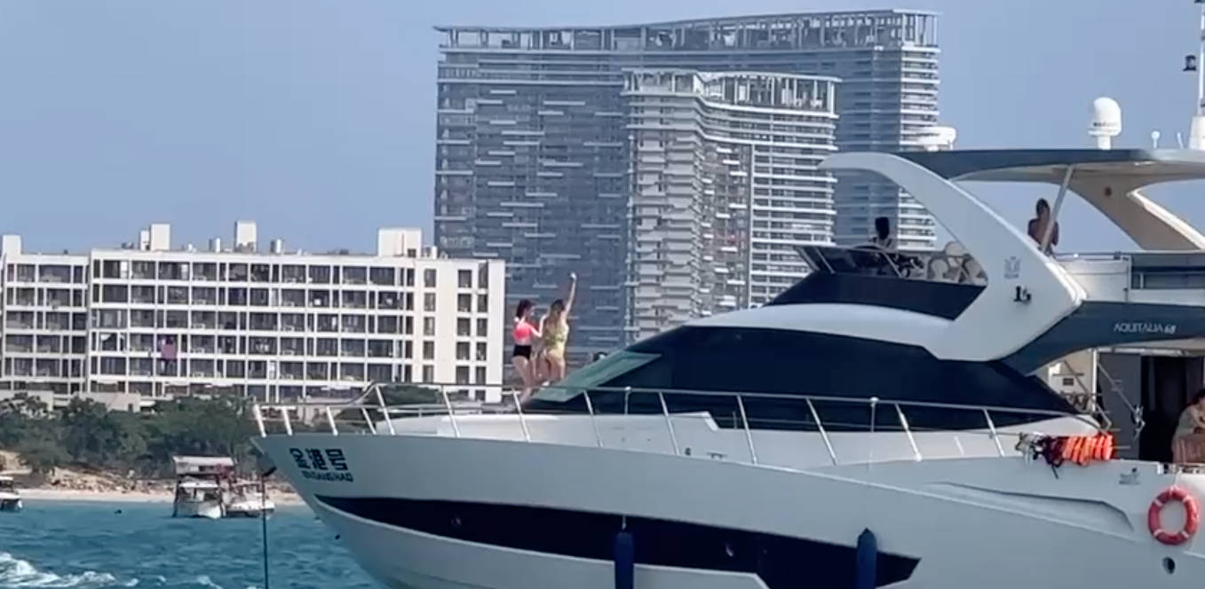 有钱人太会玩了 游艇上开派对美女船头跳舞扭得真带劲 你看爽不爽？