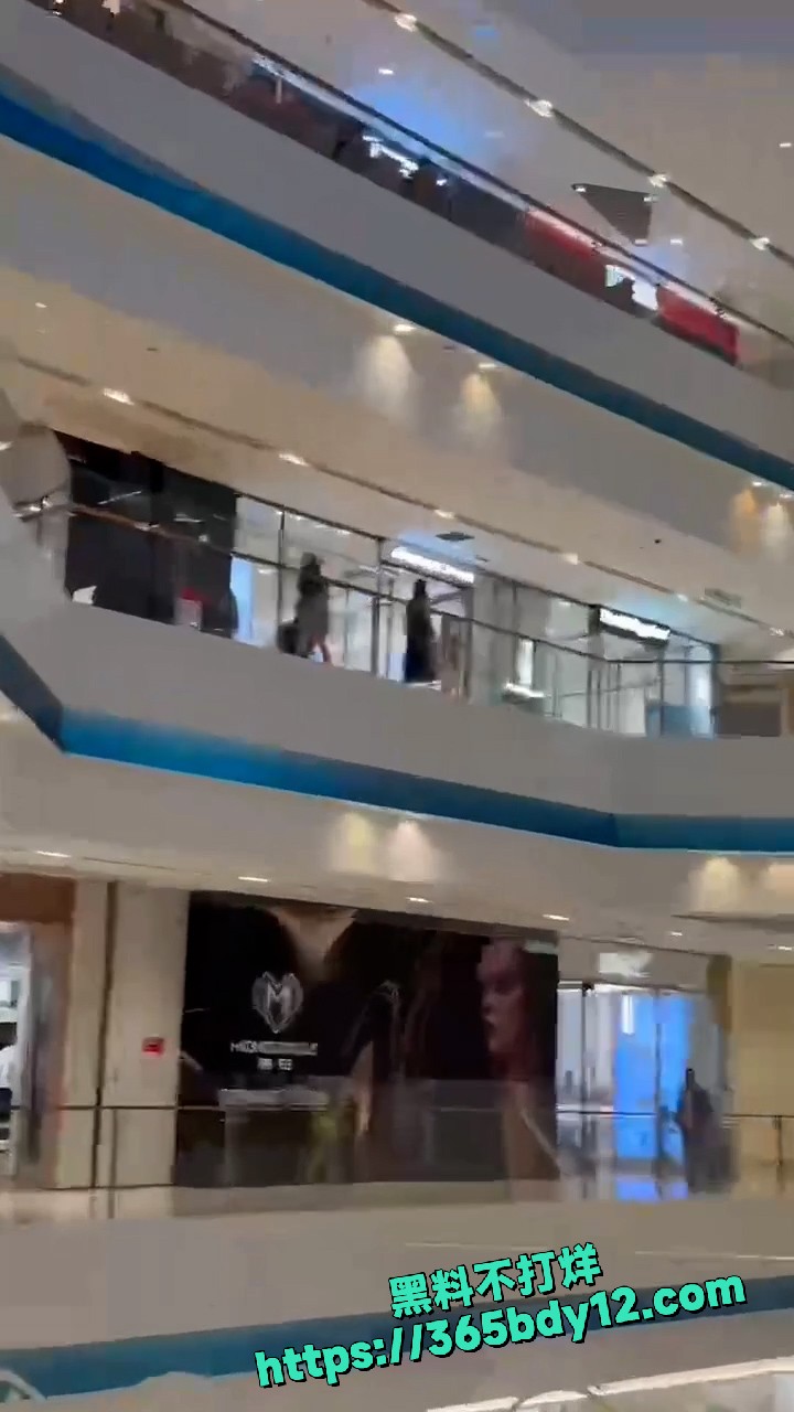 抖音热瓜苏州女子商场裸奔 5