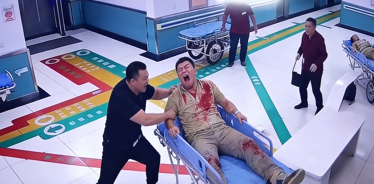 医院担架病人满身是血跳起暴打黑衣男子 反被爆头伤情加重 视频不长冲击力极强