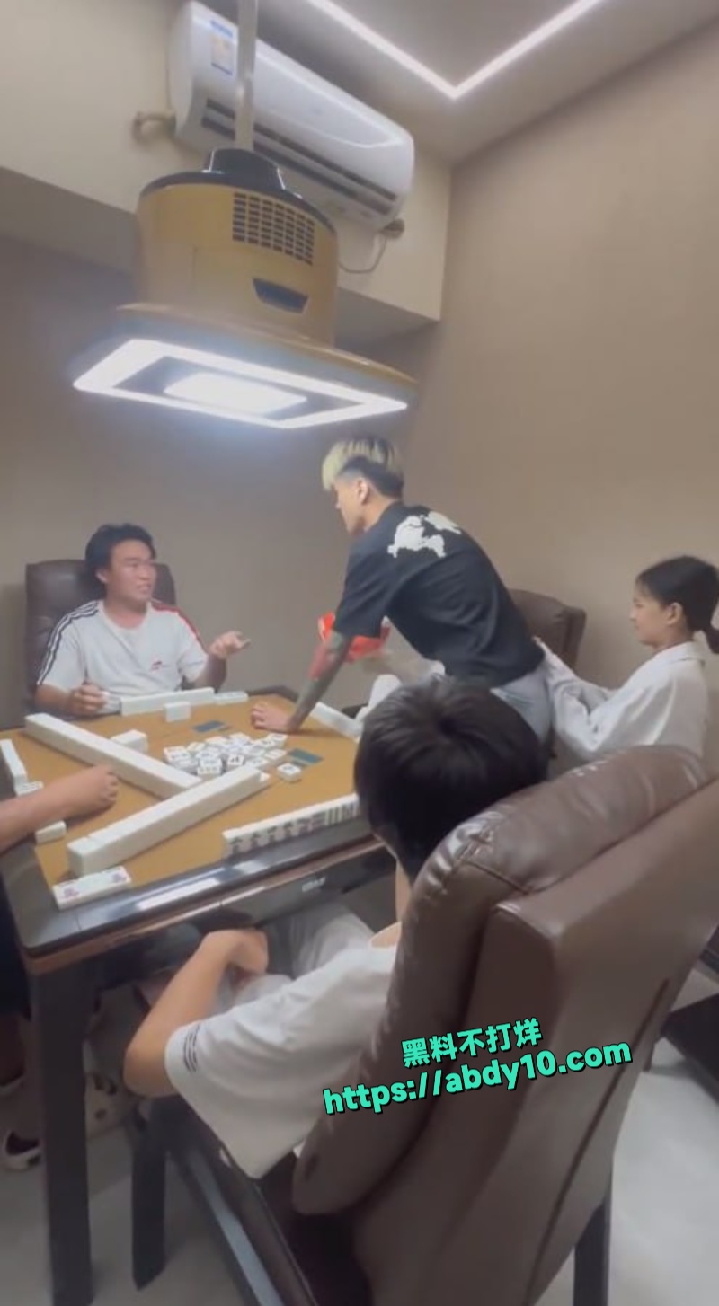 花臂精神小伙吃醋打人 3