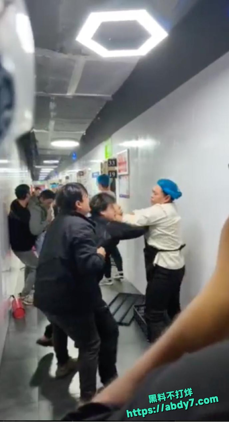 外卖小哥商家数十人打架3