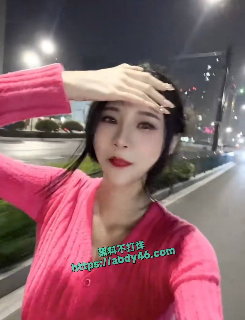 女网红多多举报大长脸 23