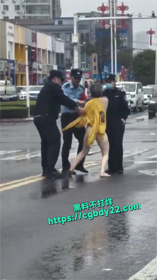 山东泰安一女子裸奔5