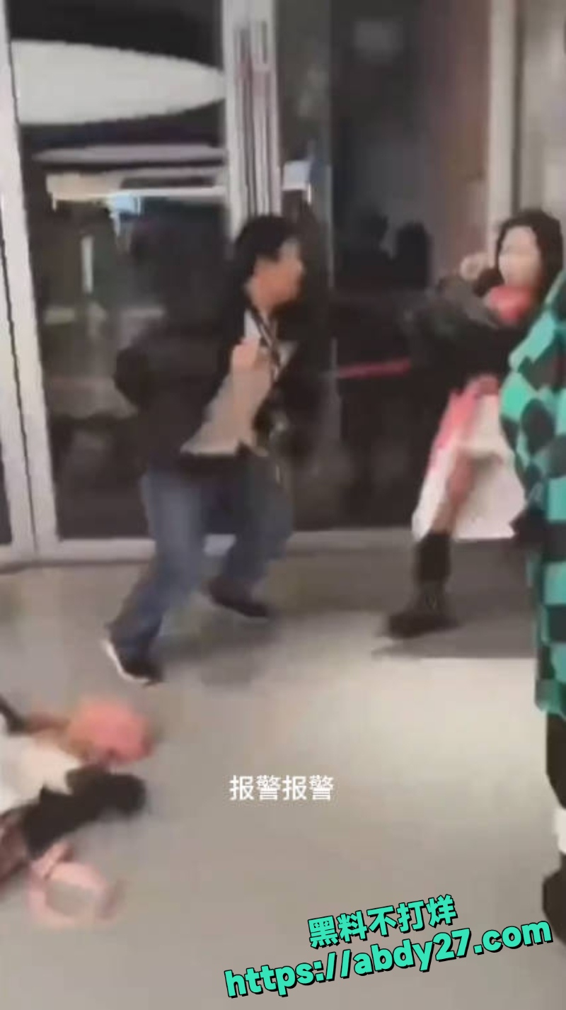 天府红摄影师殴打coser事件1
