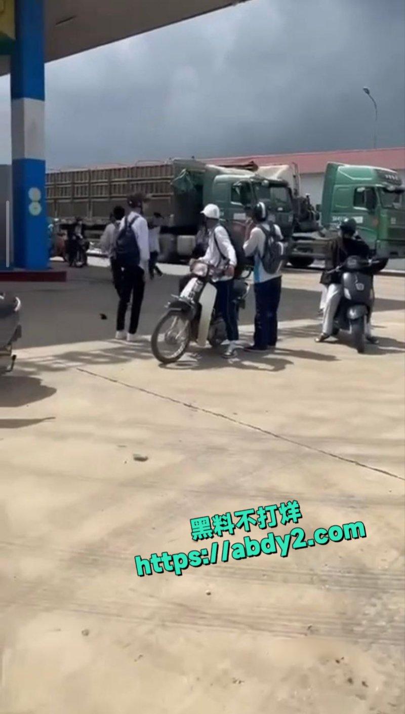 越南胡志明市精神小伙扎脖子3