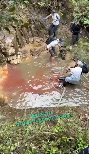 集美登山队带着两个儿子爬瀑布掉下来摔死了7