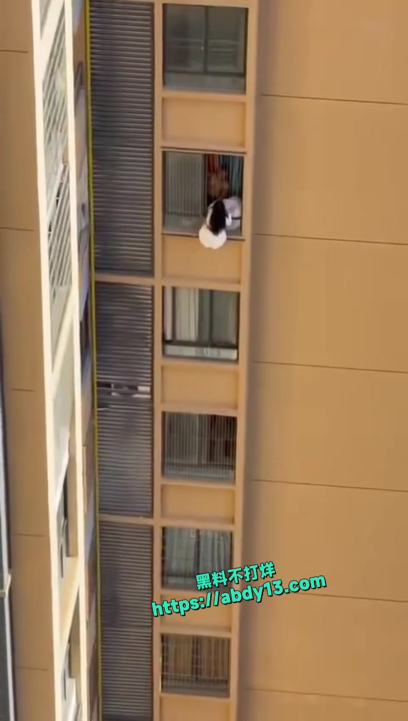 女子高楼翻窗逃跑 6