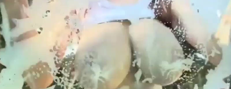 全裸洗车胸推漫游VIP服务 极品美女用巨乳给你洗车 一个钟爽翻天