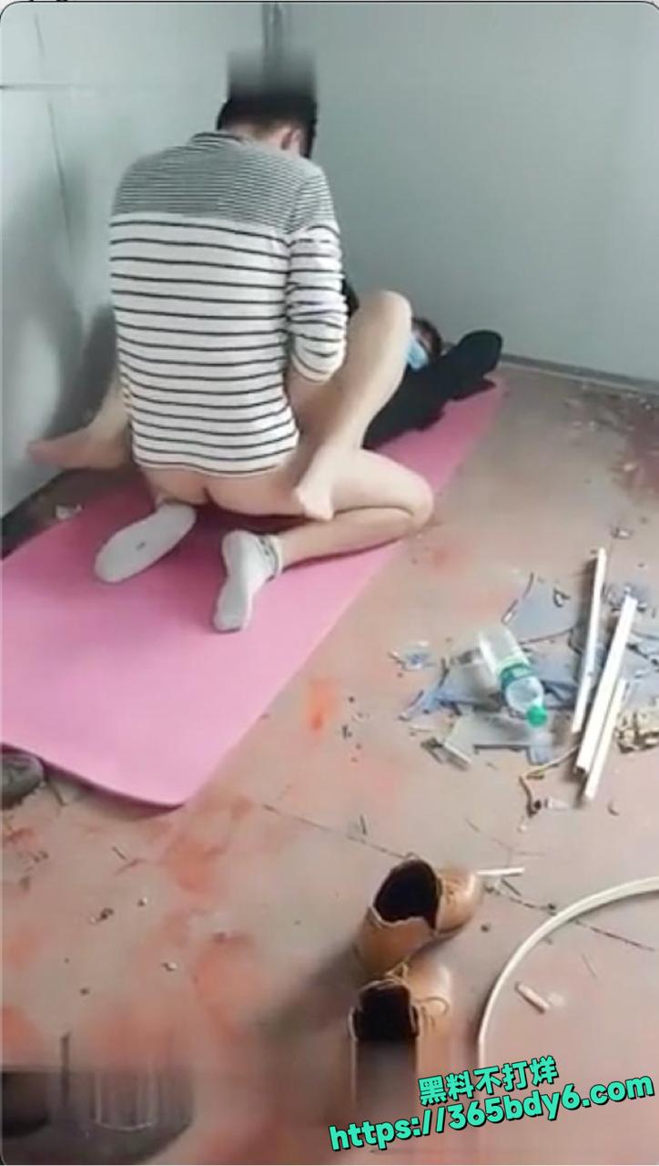 熟女练车场小雨中勾引教练5