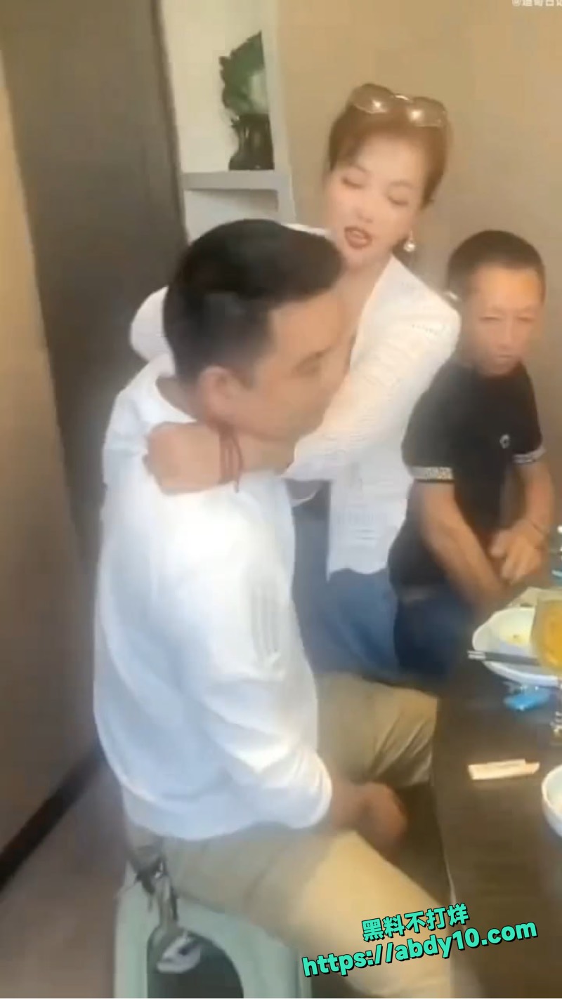 同学聚会老婆贴班长跳舞1