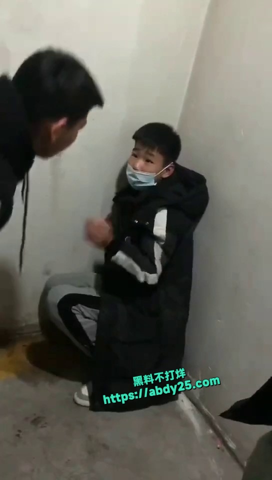 精神小伙被暴打视频 7