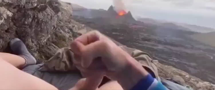 【新奇视频】感受到我的能量了吗，我与火山一同喷发！