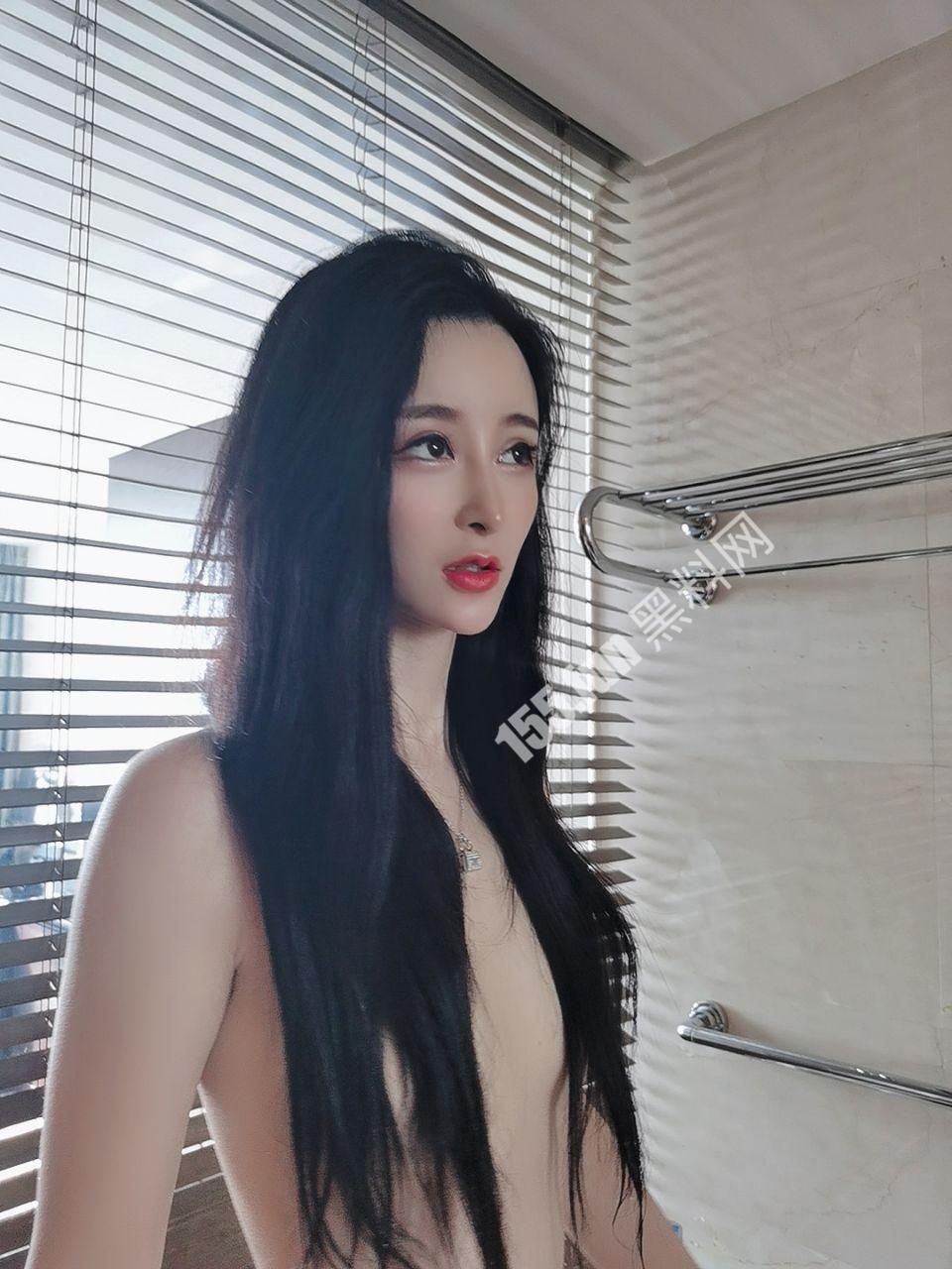 网友投稿高颜值S级身材拜金女.jpg