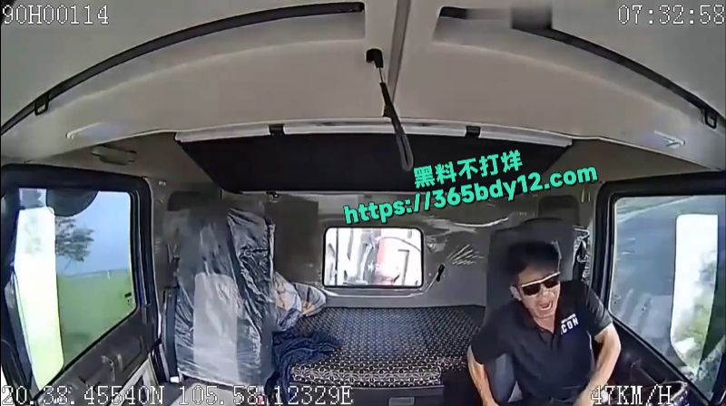 第一视角带你体验开车撞人瞬间4