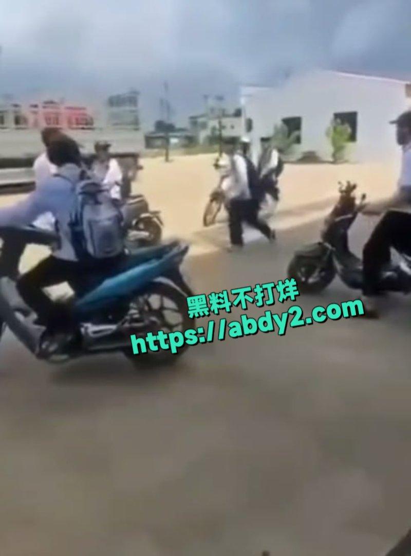 越南胡志明市精神小伙扎脖子7