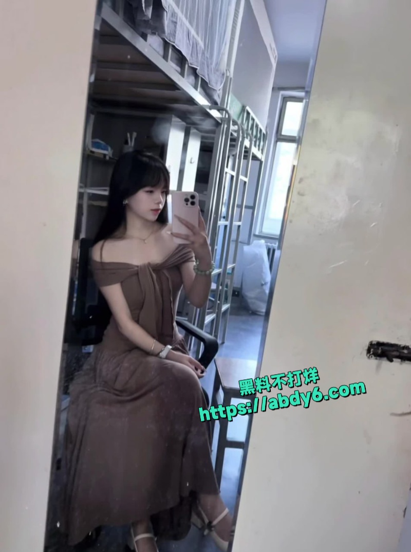 一黑人男子校园长凳与女同学交欢 7
