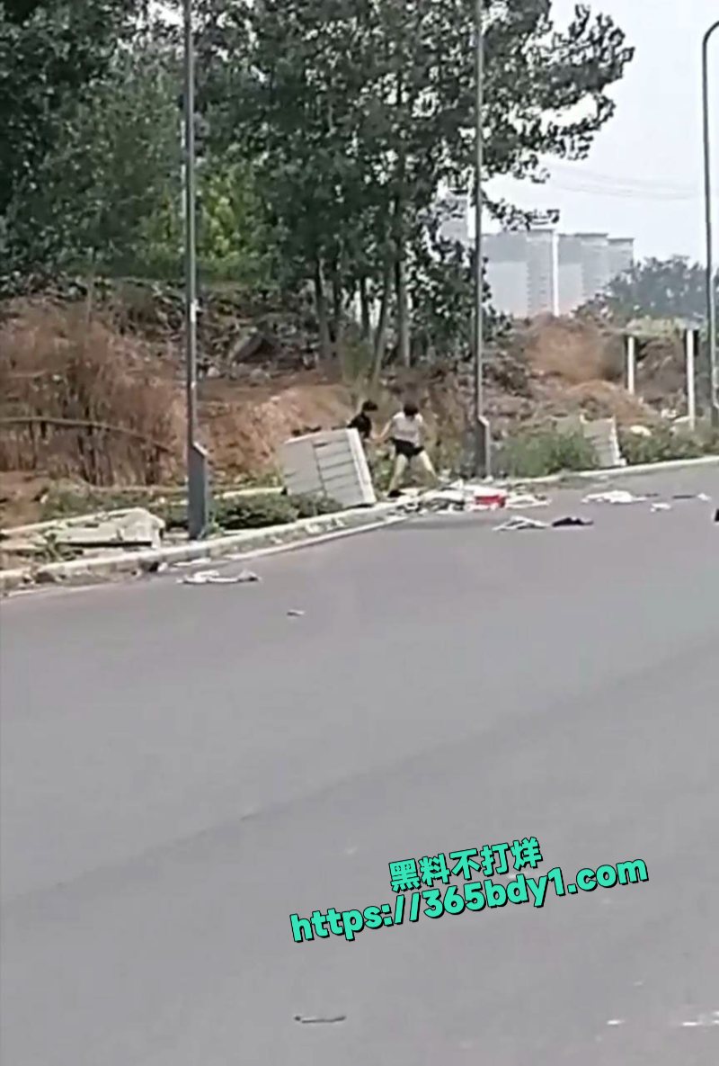 郑州中牟郑东闹分手男的要拿回给女的买的衣服把她扒光了4