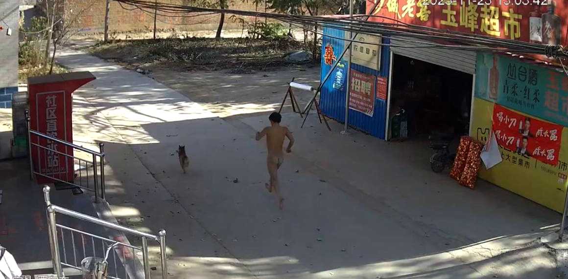 奇葩大赏！玉峰超市门口 一男子当街裸跑！ 吓得老太太裤裆一紧，以为要对她行使不轨之事！