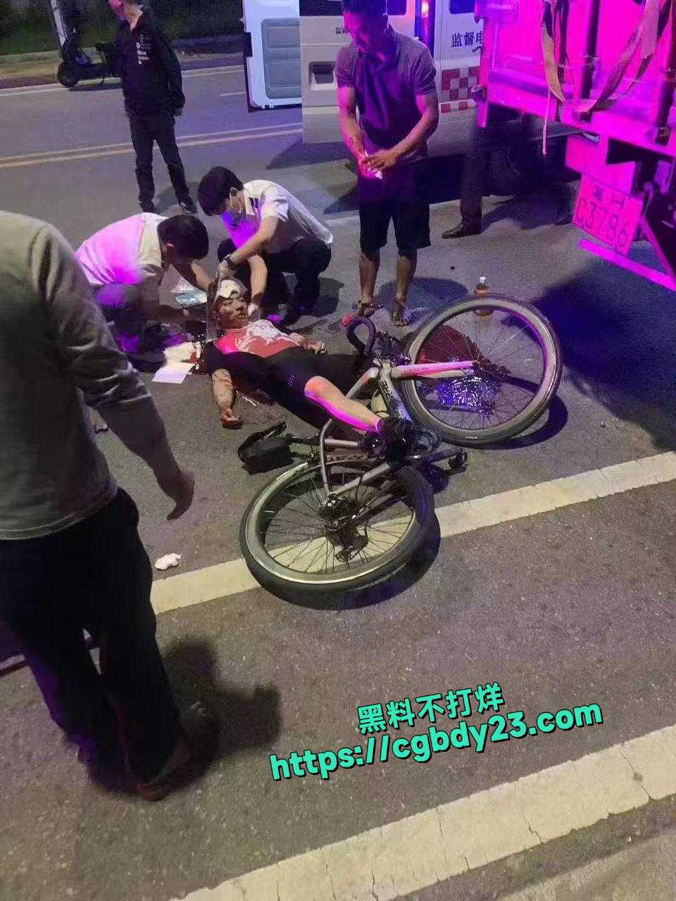 骑行自行车追尾货车了1